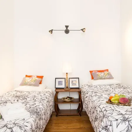 Secret & Charming Baixa 4 Bedroom Апартаменты *